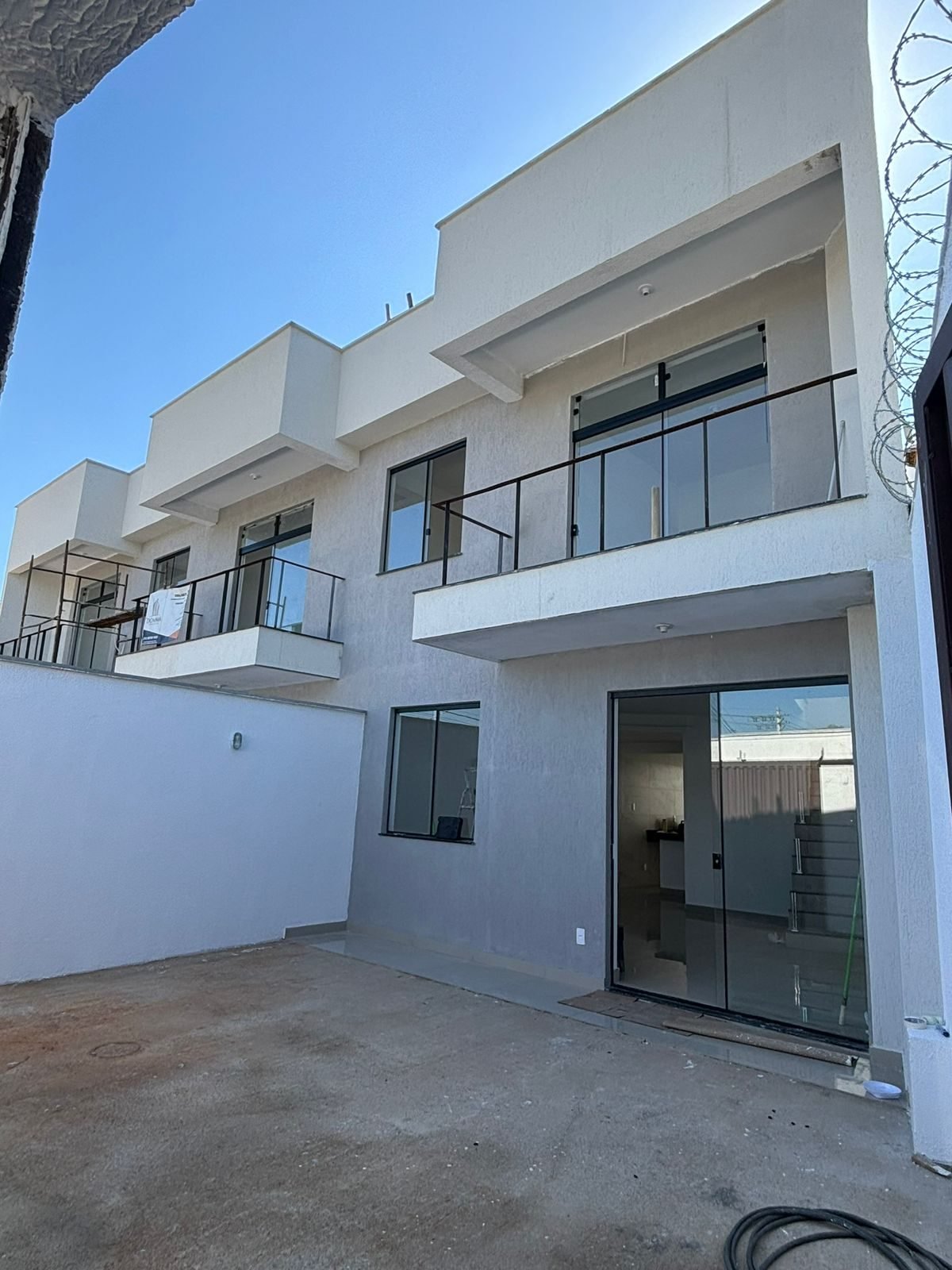 Fachada de três casas de 120 metros quadrados executadas em Belo Horizonte