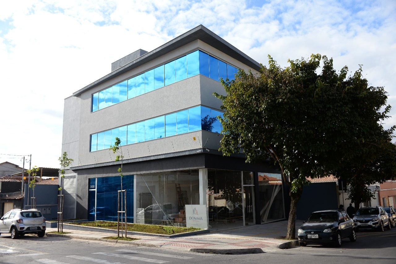 Fachada de edifício comercial de três pavimentos em Contagem com pele de vidro, executado pela Apus Construtora